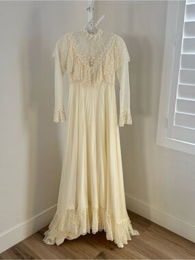 Vintage 1970s ILGWU Cream Ivory Lace Prairie Wedding Dress Size 4